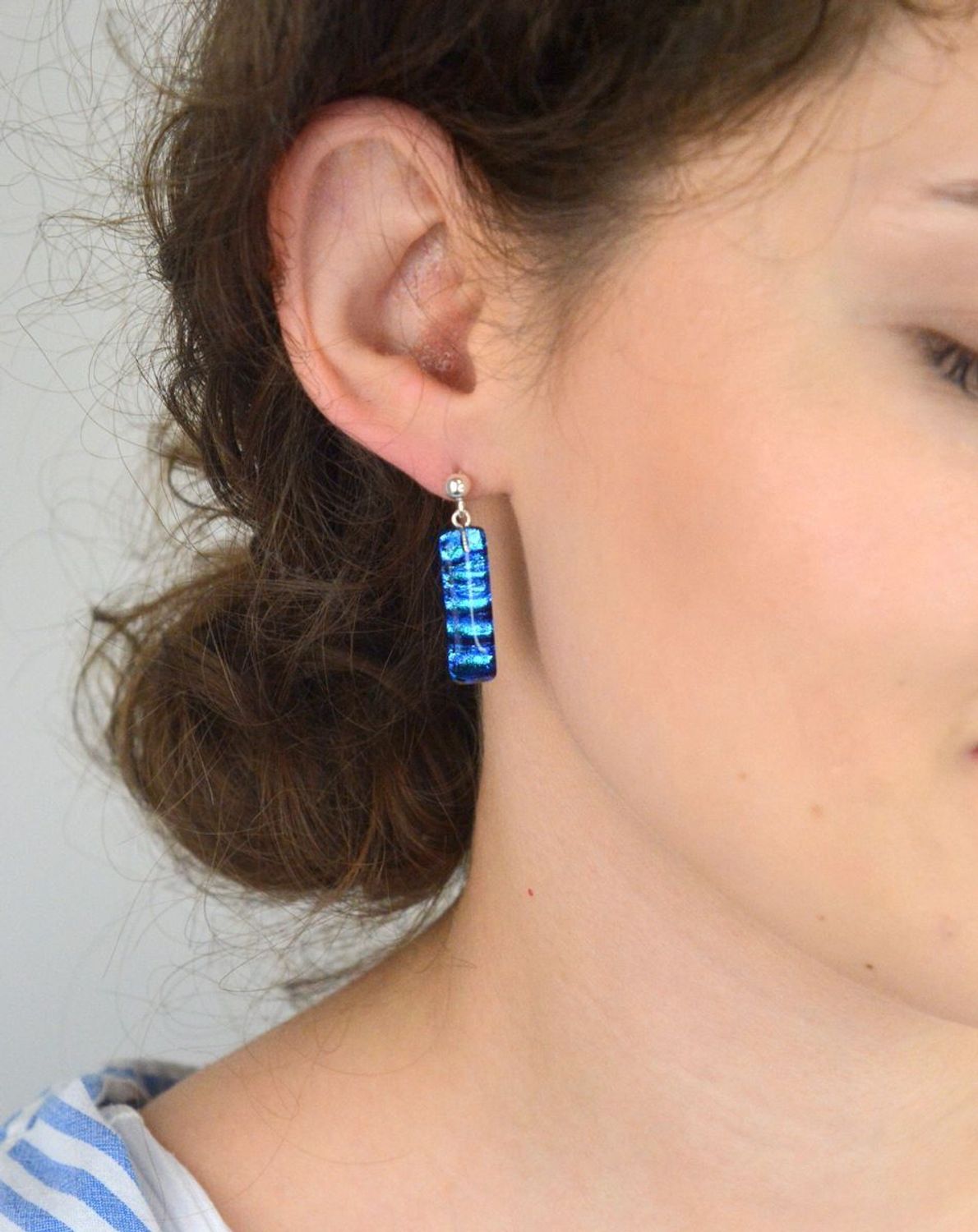 Kolczyki damskie Murano 56-KOL – srebro próby 925 i szkło Murano w granatowym kolorze. Długość 3,0 cm, szerokość 7 mm, waga 5,00 g. Unikalny styl, klasyczne zapięcie na sztyft.1.jpg